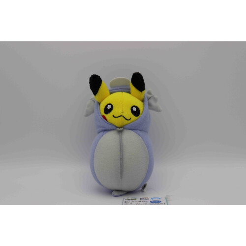 Pikachu im Dratini-Schlafsack - Pokemon Plüschfigur aus Japan (15cm)