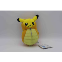 Pikachu im Dragoran-Schlafsack (klein) - Pokemon Plüschfigur aus Japan (15cm)